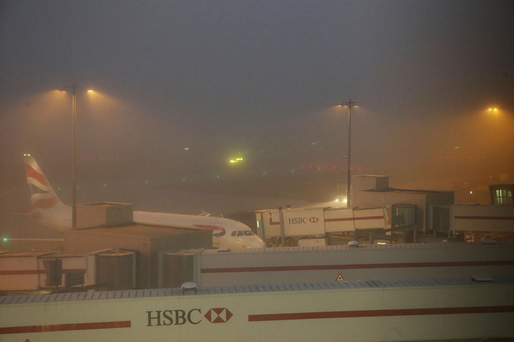 Heathrow cancels flights due to thick fog