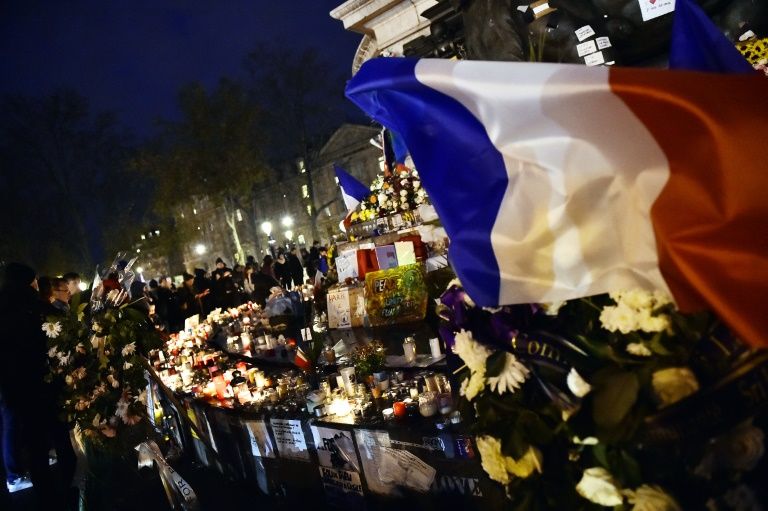 Hollande calls for display of French flags on day of mourning