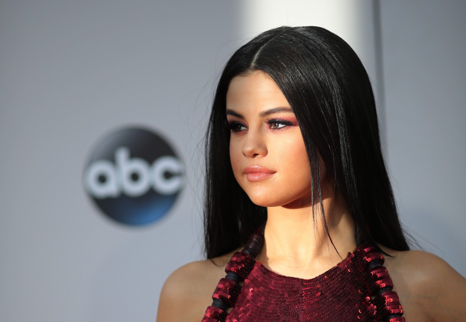 AMAs 2015 Red Carpet Selena Gomez Stuns in Plunging Back Dress