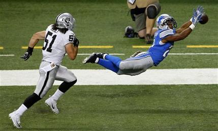 Detroit Lions running back Ameer Abdullah stretches but is unable to catch a pass in front of Oakland Raiders inside linebacker Ben Heeney during the first half of an NFL football game Sunday Nov. 22 2015 in Detroit