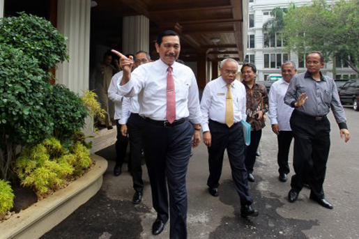 Coordinating Political Legal and Security Affairs Minister Luhut Panjaitan prepares to give a press conference in Jakarta on Thursday. Besides giving updates on an international conference on terrorism he also denied any involvement in contract