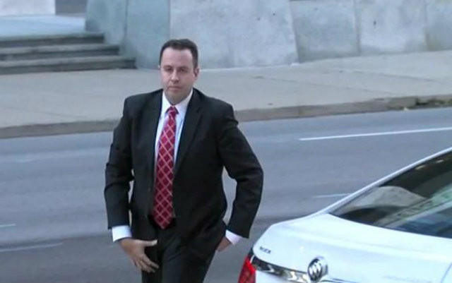 Jared Fogle gets 15 years in prison for child porn charges, soliciting sex 