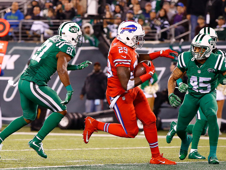 Karlos Williams of the Buffalo Bills scores a third-quarter touchdown