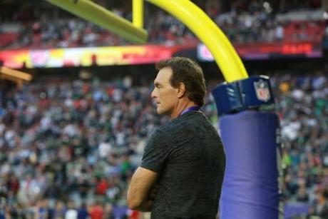 Glendale AZ Super Bowl XLIX Former Patriots Doug Flutie watches the Patriots warm up before the Patriots play the Seahawks. The New England Patriots plays against the Seattle Seahawks Sunday Feb. 1 2015