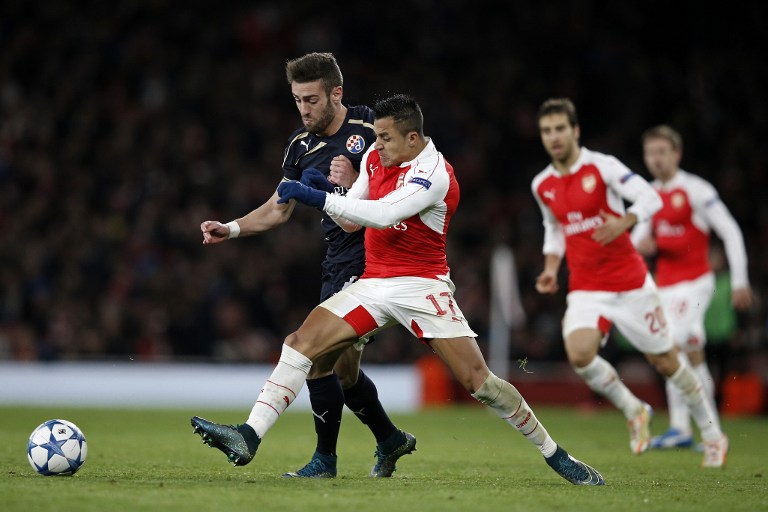 Football: Sanchez keeps Arsenal's last 16 bid alive