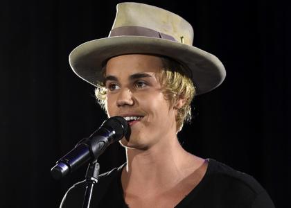 MUST-SEE VIDEO - Justin Bieber Serenades Selena Gomez At Hotel Lounge In LA