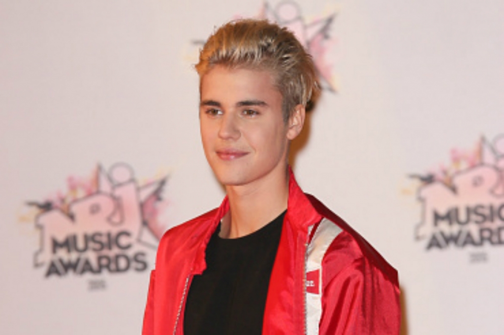 Justin Bieber pokes fun at chair flipping incident on Twitter