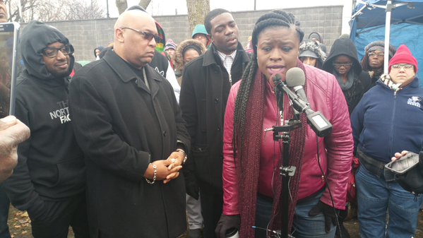 Leaders with the Minneapolis NAACP speak about female assault victim at scene of Jamar Clark shooting and treatment of witnesses by police