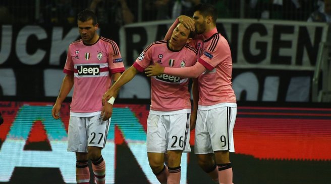 Juventus&#039 Swiss defender Stephan Lichtsteiner celebrates scoring the equalizer 1-1 goal with his teammates during the UEFA Champions League Group D second-leg football match Borussia Moenchengladbach vs Juventus. AFP