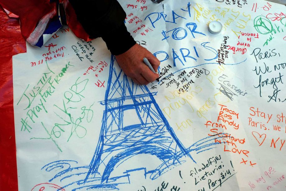 New Yorkers showed their support for France by signing a makeshift card on Saturday a day after the terrorist attacks in Paris