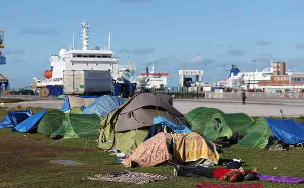 Police and refugees living in temporary camps near Calais have clashed for a third night in a row