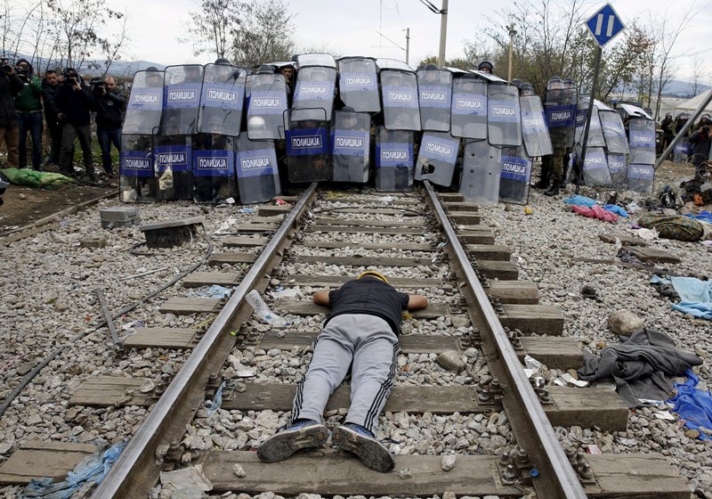 Macedonian Army Starts Building Fence on Greek Border