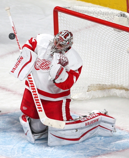 Petr Mrazek's 35-save performance lifts Wings over Kings 3-2