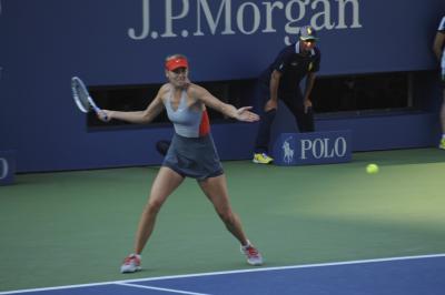 Maria Sharapova won her third straight match in Singapore to reach the semifinals of the WTA Finals