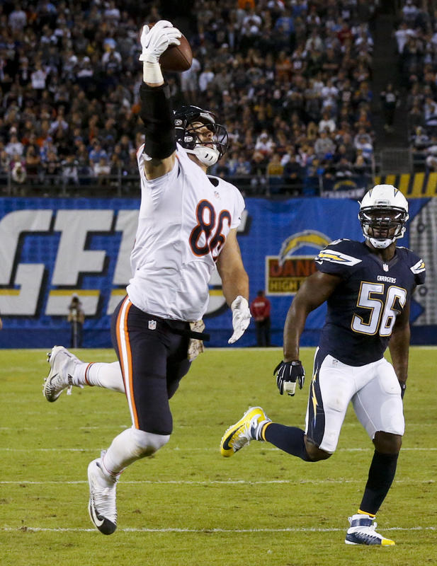 Miller's 1-handed TD grab lifts Bears over Chargers, 22-19