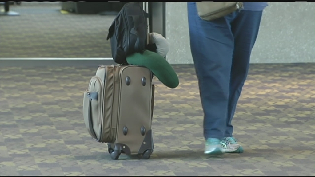 Thanksgiving Day travelers face longer security lines at airport