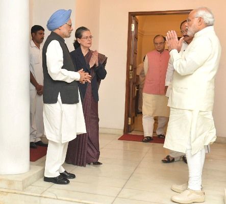 Modi meets Manmohan Singh Sonia Gandhi