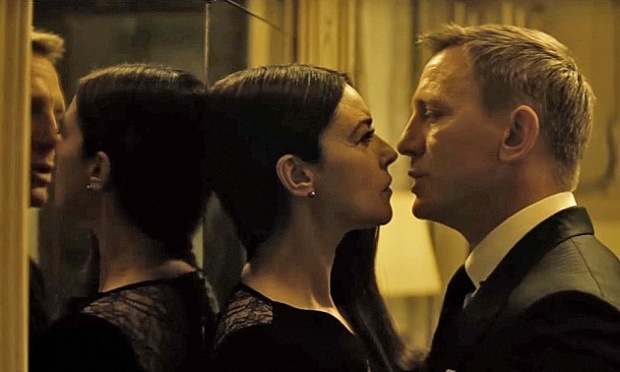 Monica Belucci and Daniel Craig being kept apart by Indian film censors