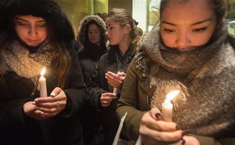 Diversas personas asisten a una vigilia afuera del consulado francés en Montreal el viernes 13 de noviembre de 2015. El primer ministro canadiense Justin Trudeau ofreció el viernes “todo el apoyo de Canadá” a Francia ante los ataques terroristas