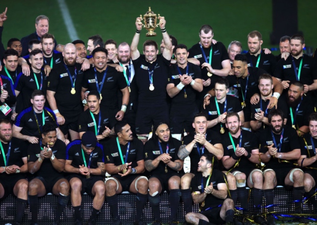 New Zealand's Richie Mc Caw lifts the Webb Ellis Cup