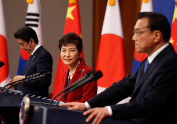 Chinese Premier Li Keqiang speaks as South Korean President Park Geun-hye looks