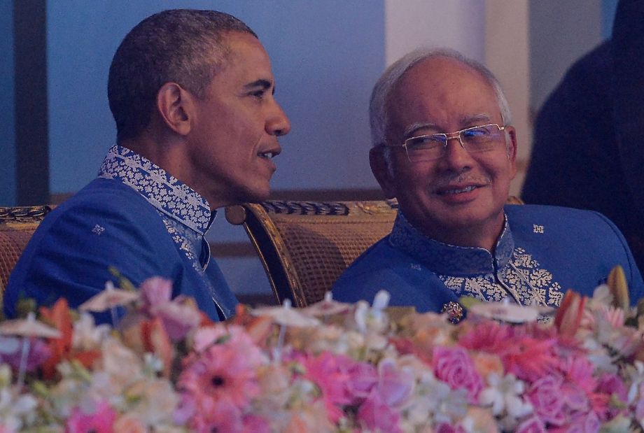 President Obama speaks with Malaysian Prime Minister Najib Razak at a dinner for Asia Pacific leaders in Kuala Lumpur