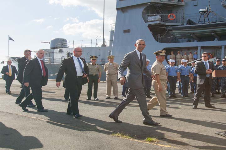 US President Barrack Obama makes his way to his convoy after addressing the officers and men of the BRP Gregorio del Pilar the Philippine Navy’s flagship at Pier 13 in Manila as he led the arrival yesterday of the heads of state who will