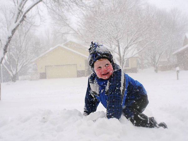 Bridger Wagner de 3 aÃ±os juega en la nieve frente a su casa durante la primera nevada de la temporada el viernes 20 de noviembre de 2015 en Sioux Falls South Dakota