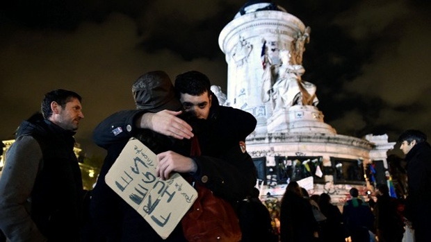 Paris square free hugs