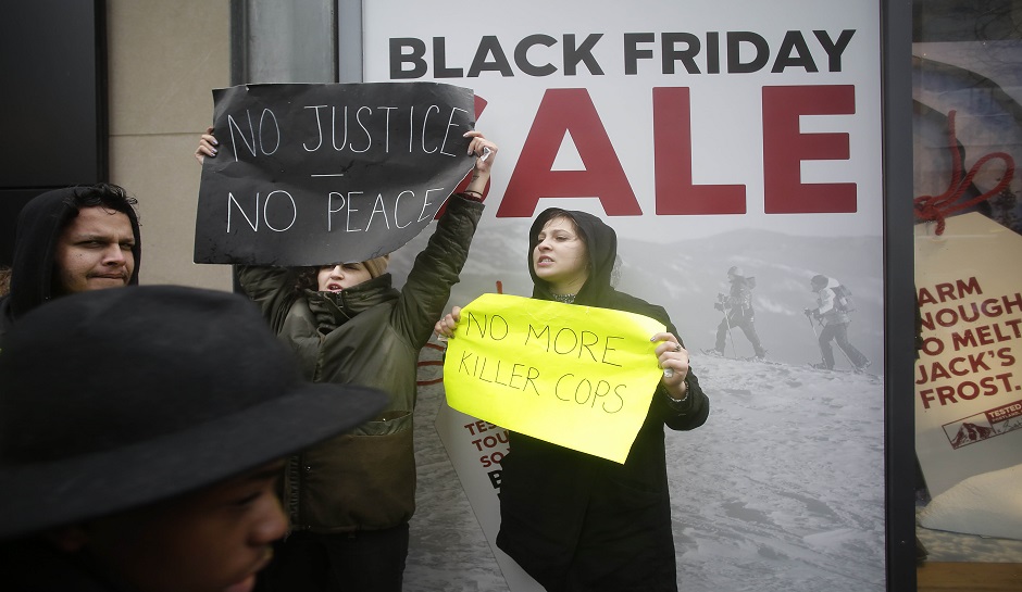 Laquan McDonald Protest Draws Thousands To Block Chicago Stores On Black Friday