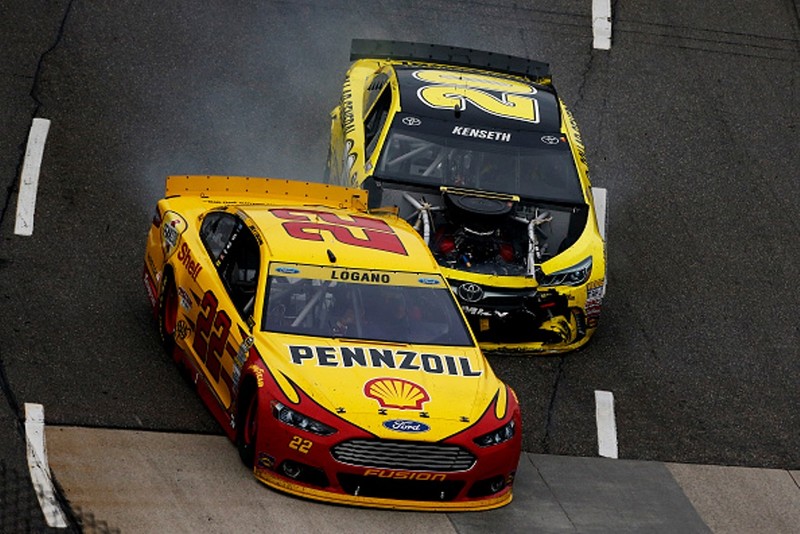 Matt Kenseth wrecks Joey Logano after Logano puts Kenseth a lap down at Martinsville Speedway