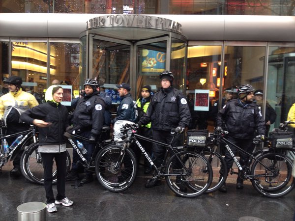 Police block Laquan Mc Donald protesters who tried to enter Water Tower Place ? Dan Mihalopoulos