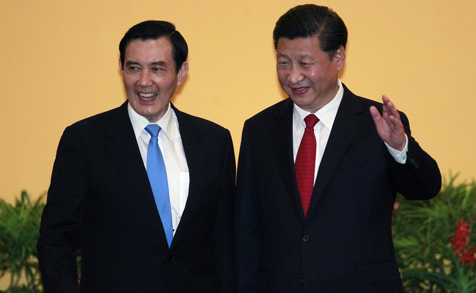 Chinese President Xi Jinping right and Taiwanese President Ma Ying-jeou left smile at members of the media at the Shangri-la Hotel on Saturday Nov. 7 2015 in Singapore. Pic AP