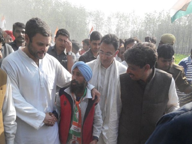 Rahul Gandhi at Sekri Kalan with a Congress supporter