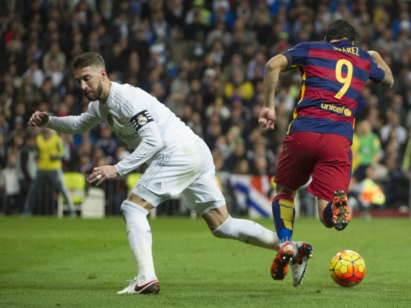 Real Madrid's defender Sergio Ramos vies with Barcelona's Uruguayan forward Luis Suarez during the Spanish league'Clasico football match