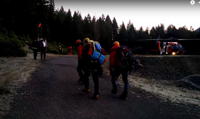 Search and rescue teams on Mt. Jefferson November 30 2015