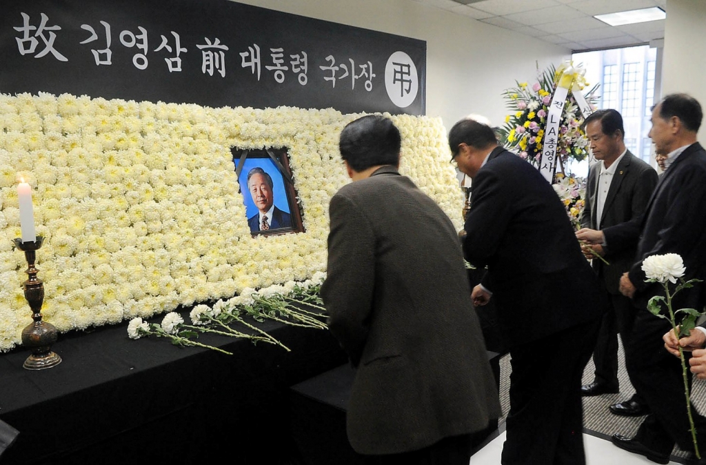 Los Angeles Korean American community leaders pay their respects to former President Kim Young-sam inside Los Angeles Korean Consulate