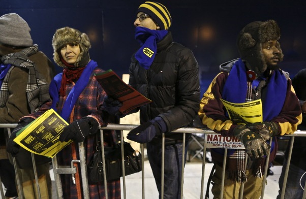 Shoppers Camp Out Waiting For Best Buy Black Friday Deals