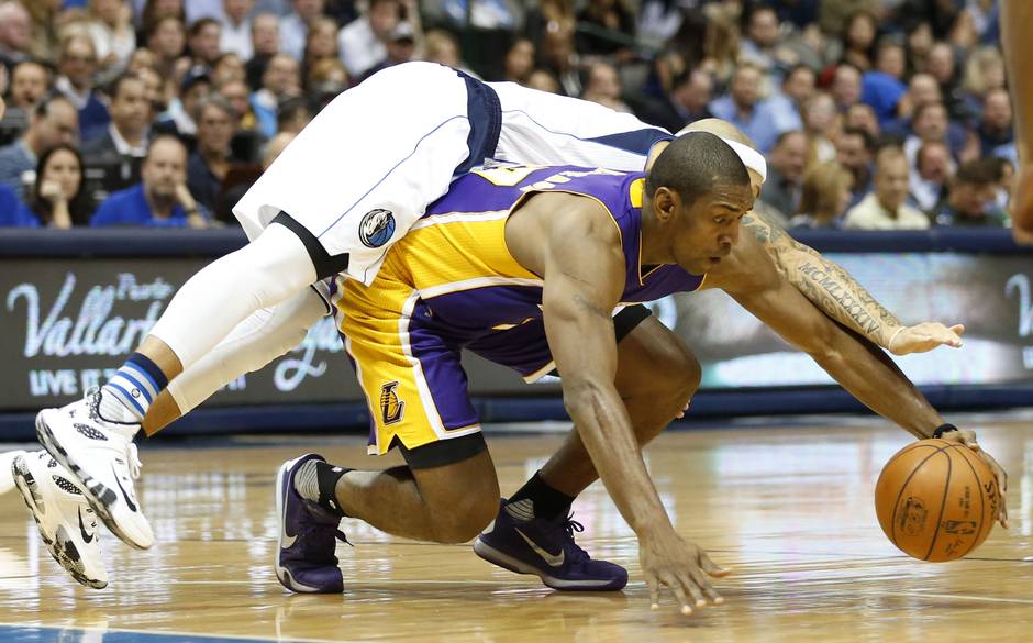 Sore back keeps Kobe Bryant out against the Orlando Magic