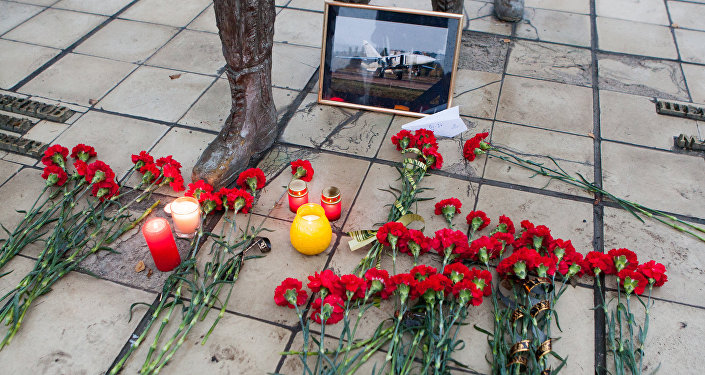 People in Lipetsk lay flowers at the monument to aviators to honor the memory of Lieut. Сol. of the Lipetsk Center of the Russian Air Force Oleg Peshkov the pilot of the downed Su-24 jet