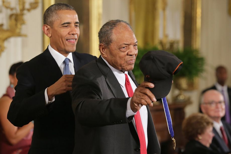 Hall of Famer Willie Mays doffs his baseball cap as he is honored by President Obama