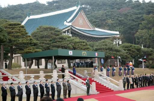 South Korean President Geun Hye Park and French President Francois Hollande attend an official welcomi