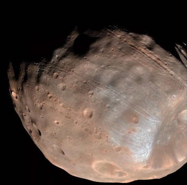 New modeling indicates that the grooves on Mars’ moon Phobos could be produced by tidal forces – the mutual gravitational pull of the planet and the moon. Initially scientists had thought the grooves were created by the massive impact that made Stick