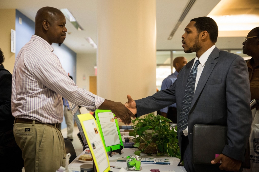 US jobless claims rise to 276K