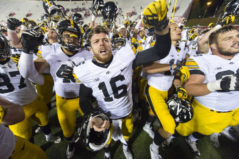 Toughness propels Hawks and C.J. Beathard to a perfect record