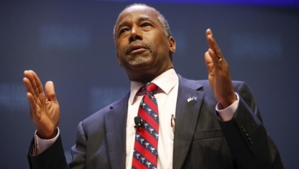 US Republican presidential candidate Ben Carson made a surprise trip to the Zaatari refugee camp in Jordan