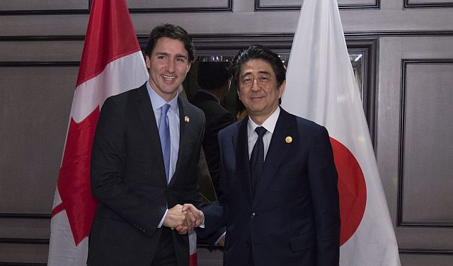 Canadian Prime Minister Justin Trudeau and Japanese Prime Minister Shinzo Abe pose for