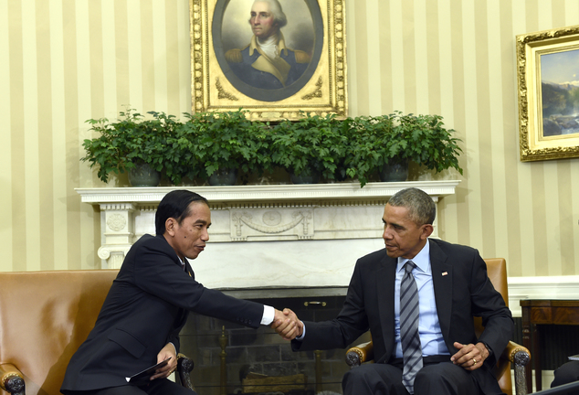 President Barack Obama shakes hands with Indonesian President Joko Widodo during their meeting in the Oval Office of the White House in Washington Monday O