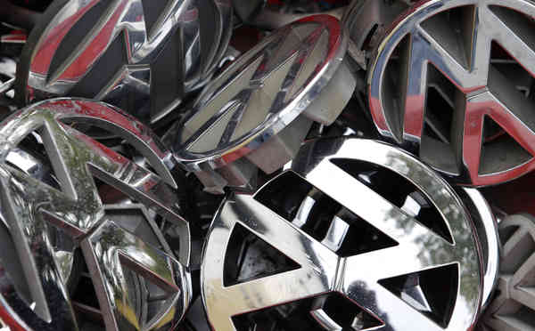 Volkswagen has told US regulators that emissions issues extend to an additional 75,000 vehicles