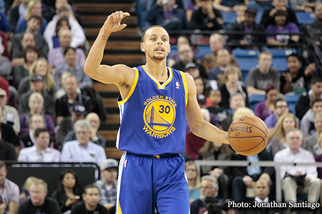 Warriors stay unbeaten behind another big night from Curry